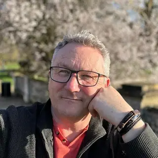 Gordon Robert (Spirit Medium & Psychic Artist)