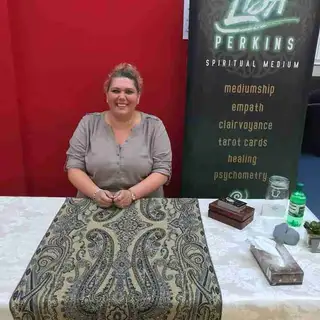 Lisa Perkins (Clairvoyant Tarot · Mediumship Demo)